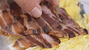 依次擺放娃娃菜和醬肉。