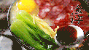 小火繼續(xù)燜，聞到米飯焦香關(guān)火繼續(xù)燜2分鐘。（微微的火力讓米飯和香腸融為一體，滋味互相滲透，又不至于讓米飯成熟太快而導(dǎo)致煳底。）