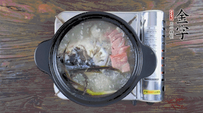放豆腐、海鮮菇繼續(xù)中小火煮5分鐘。