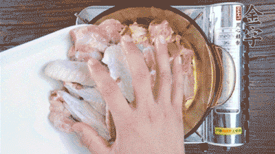 加料酒、蔥姜焯水2分鐘，清洗備用。