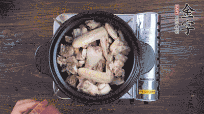 將雞肉塊、火腿、料酒、姜一同放入在燉鍋中，加冷水大火煮開后，小火燉煮40分鐘。