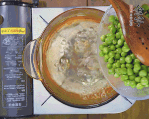 豌豆粒焯水30秒，過涼水。