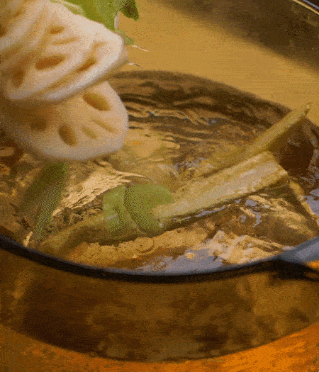 把玉米筍（對(duì)半切開）、西芹（切斜片）、蓮藕（切片），放入開水鍋內(nèi)，加點(diǎn)少許鹽、油，汆燙2分鐘。