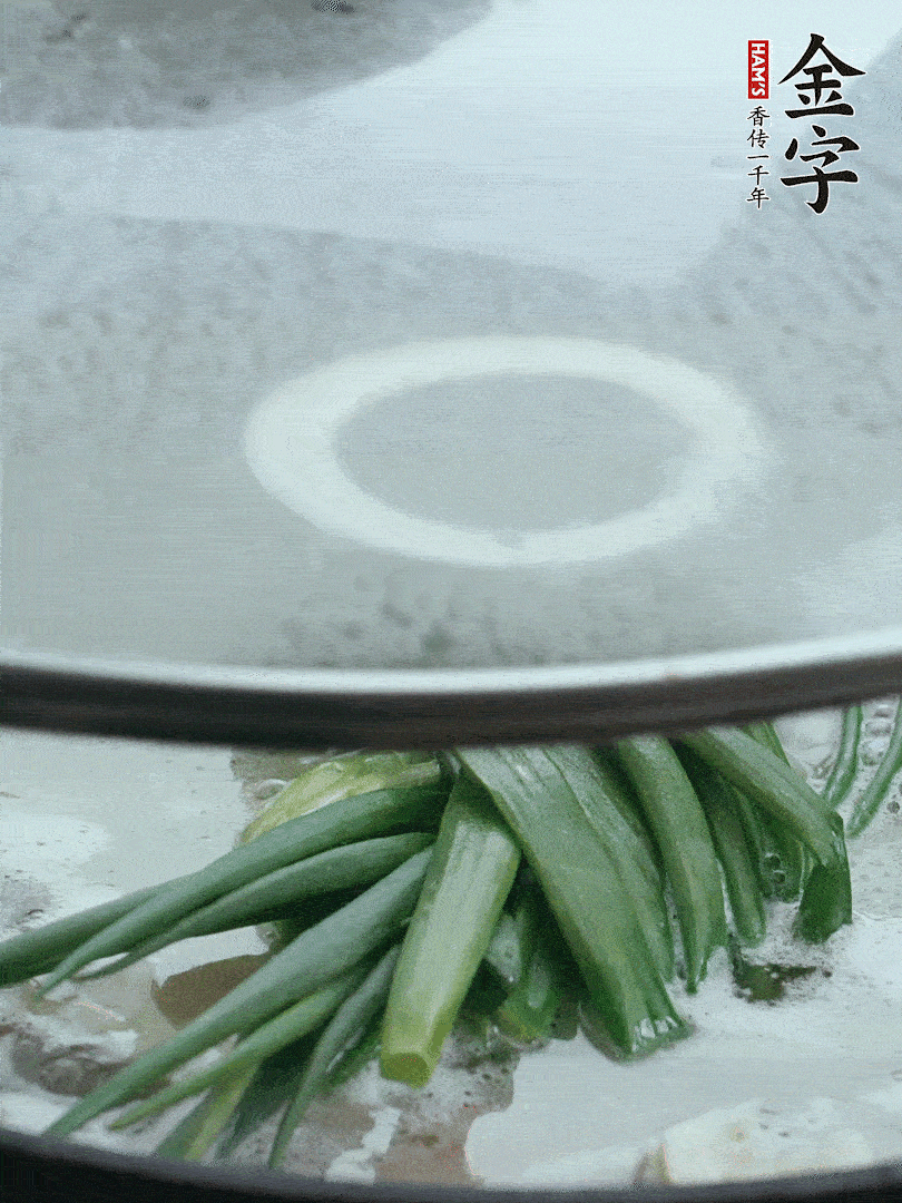 加蔥結去腥，大火開后中火燒20分鐘。