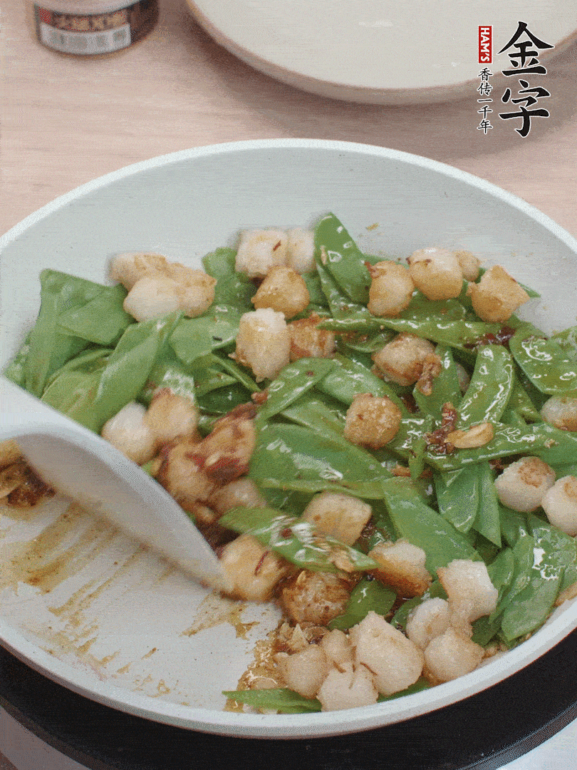 下甜豆莢、鮮貝輕輕翻炒均勻。