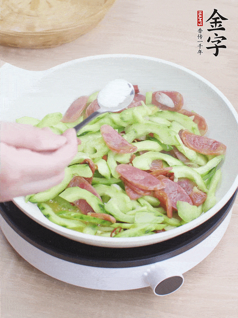淋點開水，半勺白糖、1勺生抽調味。