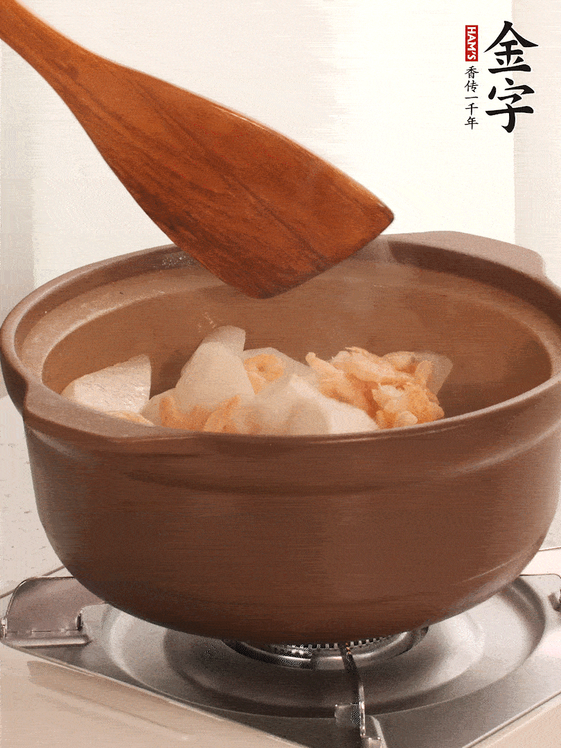 放白蘿卜、海米煸炒1-2分鐘，白蘿卜一定要先炒過再燉湯，香味更足。