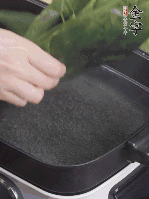 粽葉入沸水煮1分鐘，翻面再煮1分鐘，清洗干凈加水浸泡。