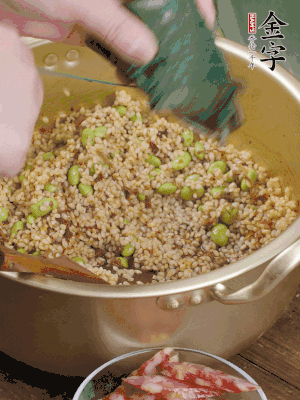再附一張粽子，一齊向后折疊，線繩捆綁。