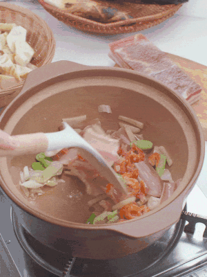 砂鍋中倒入油，放入姜片、蔥段、咸肉、海米炒出香味。