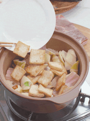 依次下春筍、豆腐，開水沒過食材。