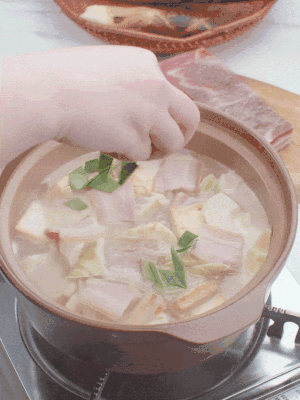 一小撮鹽、糖、雞精調(diào)味，最后撒點蒜葉點綴。