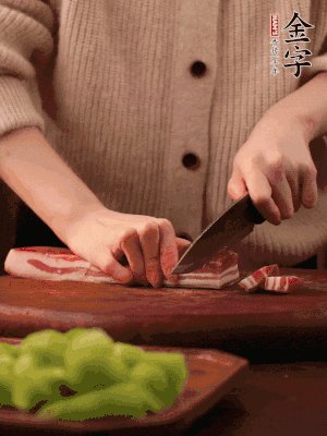 金字淡咸肉切片，冷水入鍋，加姜片、料酒略焯水。同步，五花肉切塊焯水。
