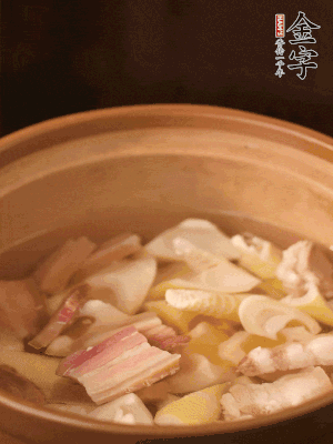 春筍、咸肉、咸肉一起入砂鍋，加姜片、料酒、清水大火煮沸到湯色變白。轉小火慢篤半小時。