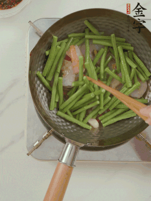下掰好的缸豆段翻炒，略燜煮。