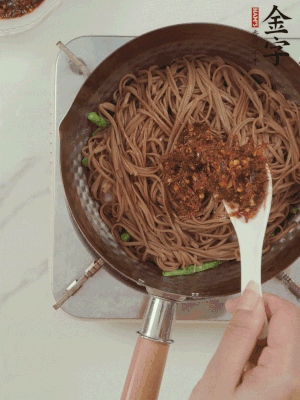 下蕎麥面，淋上少許醬油，加2勺金字火腿大師醬略翻炒即可。