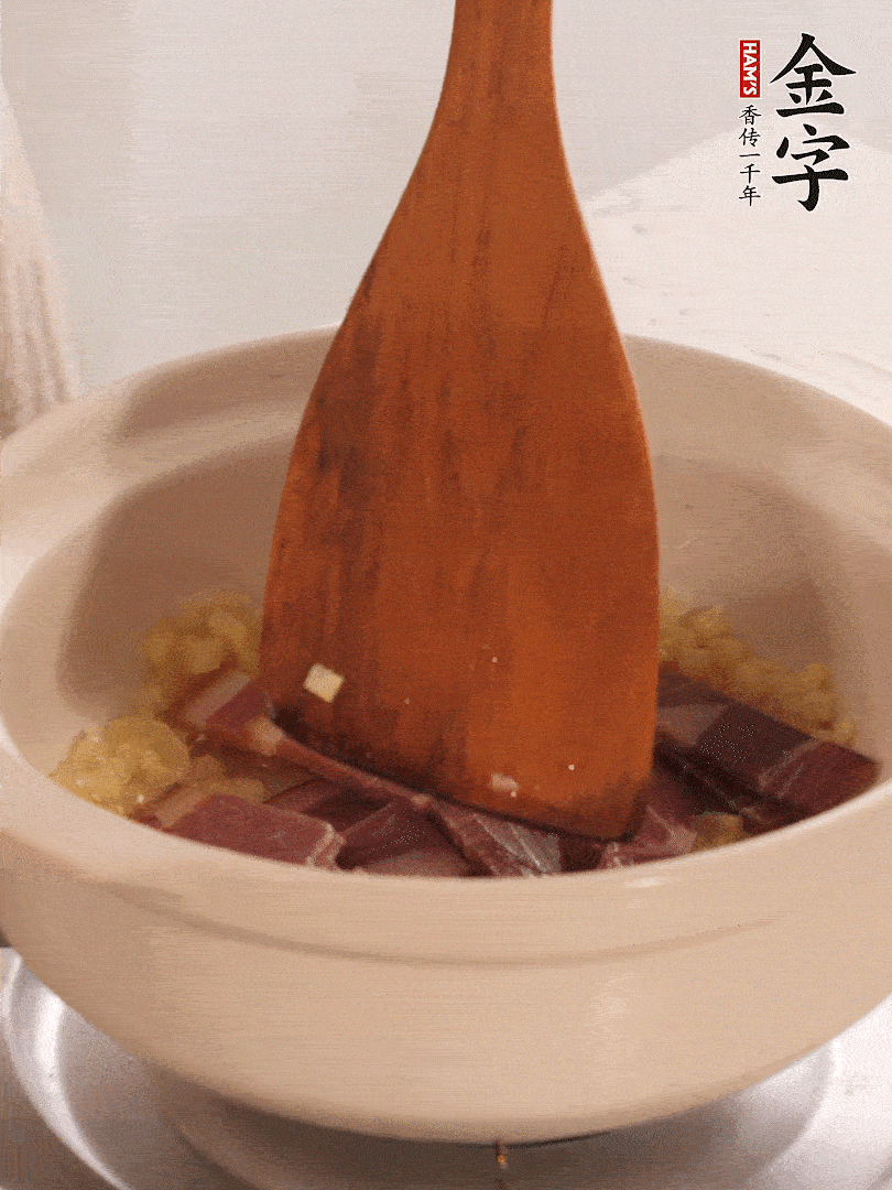 加熱水，加入白菜蓋上蓋子煨煮3分鐘。