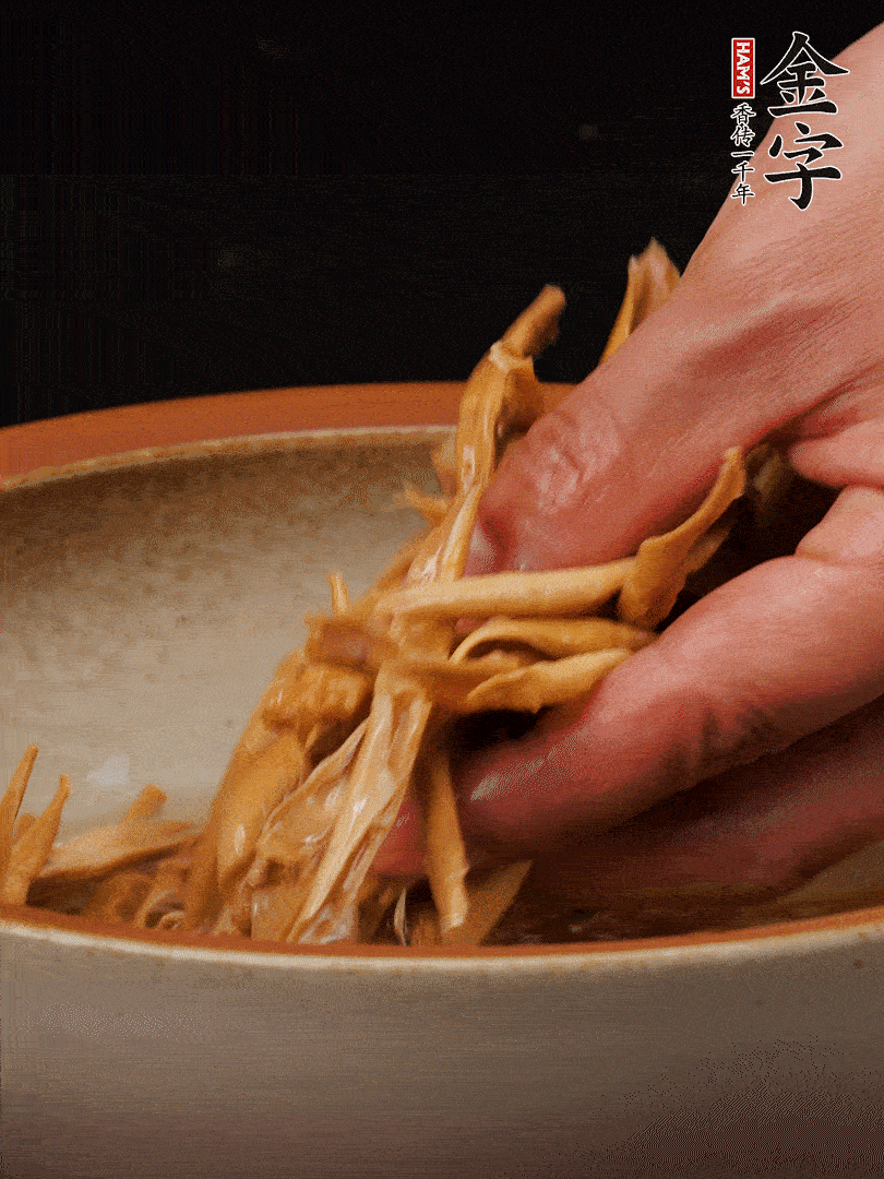 農家土筍尖提前泡軟，用刀劃成細絲，這樣會更加入味。