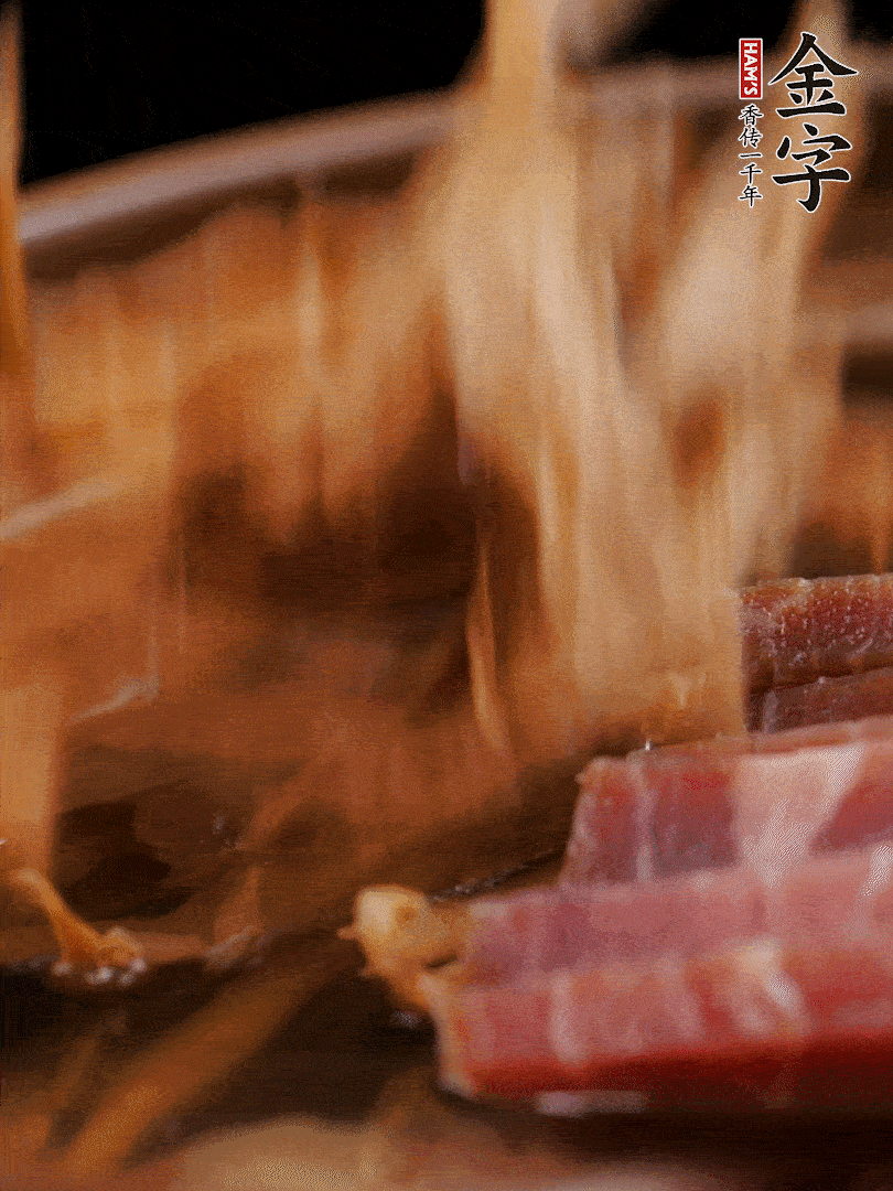 大筒骨、金字火腿、姜片、黃酒一起放入砂鍋，加筍干燉煮40分鐘。（如果家里有高壓鍋，用高壓鍋把高湯壓出來更鮮濃。）