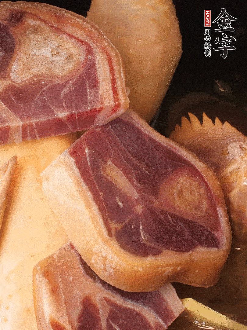 火踵、老母雞加蔥、姜、料酒、清水，大火燒開后轉(zhuǎn)小火，燉1小時(shí)