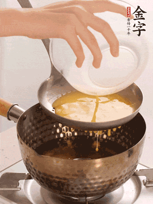 雞蛋過篩子倒入油鍋炸成蛋酥，瀝干油。