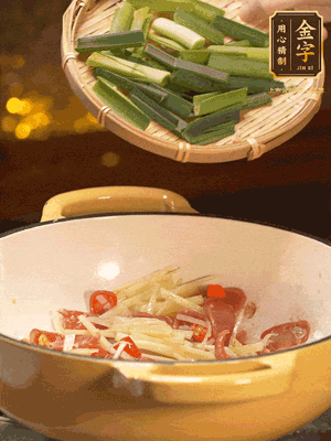 接著放蒜葉，來一點鹽，一點醬油調味翻勻