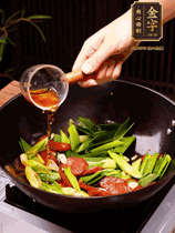 下蒜苗炒軟，沿鍋邊烹入一勺料酒，加醬油、蠔油、白糖調(diào)味炒勻